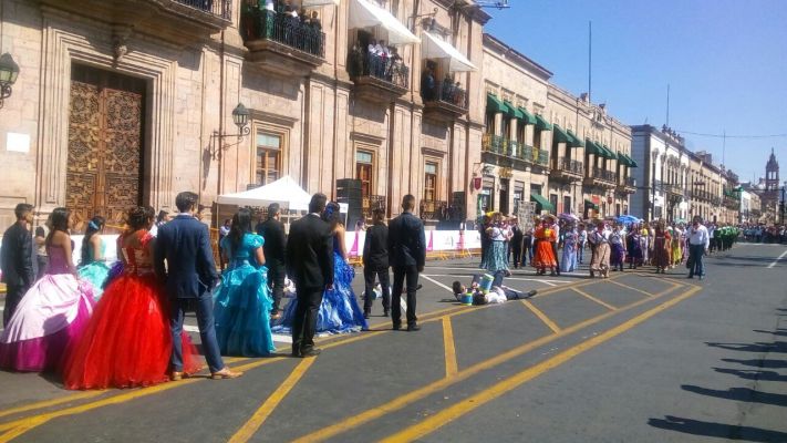 Inicia desfile cívico-deportivo por el CVI Aniversario de la Revolución Mexicana en Morelia  - Foto 3 