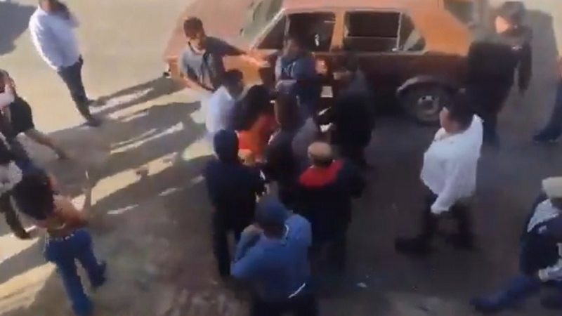 Renuncia temporalmente alcalde de San Pedro Ixtlahuaca, Oaxaca, tras ser captado golpeando a una mujer 