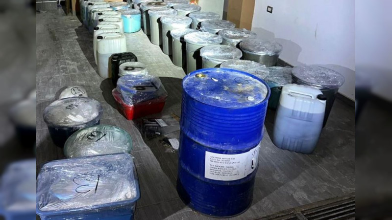 Aseguran mil 220 litros de metanfetamina líquida y 95 kilos en "cristal", en Culiacán, Sinaloa 