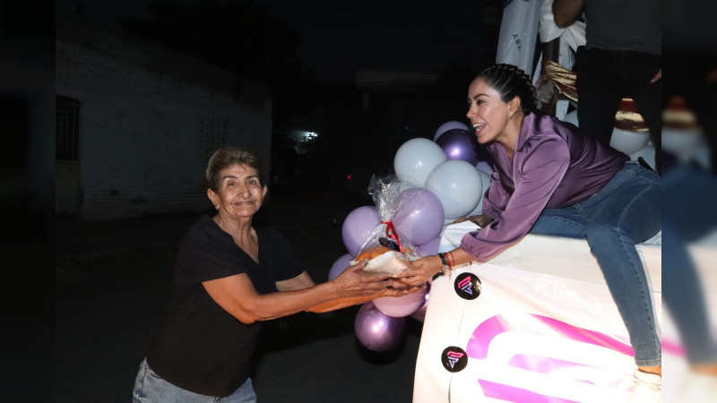 Fanny Arreola obsequia decenas de cenas de fin año en Apatzingán 