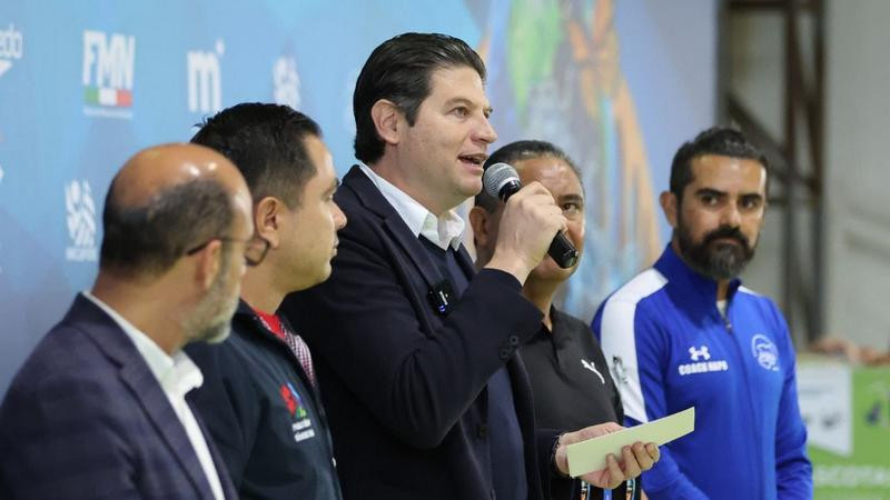 Entrega Alfonso Martínez techumbres en escuelas de Santa María 