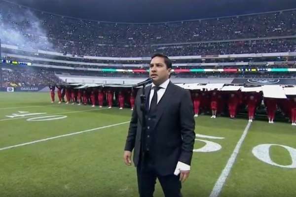 Julión Álvarez se convierte en centro de burlas en redes sociales tras cantar Himno Nacional  