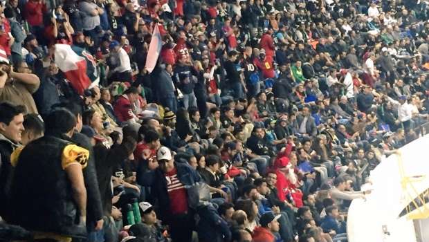 Aficionados no aguantaron los gritos de "eeehh puto" en partido de Texanos y Raiders 