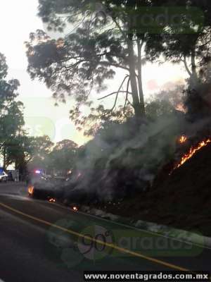 Se incendia vehículo en la carretera Uruapan-Pátzcuaro 