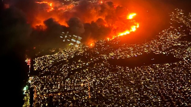 Desalojan a 30 mil personas en Los Ángeles por incendio incontrolable en barrio de famosos 