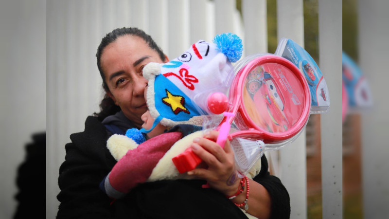DIF Morelia lleva alegría con entrega de juguetes a niñas y niños del norponiente de la ciudad 