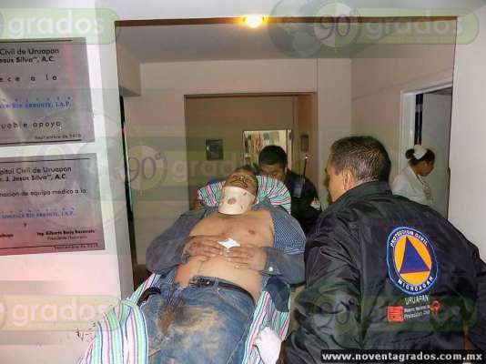 Lesionados funcionarios de Salvador Escalante , Michoacán, tras volcar; se presume iban ebrios - Foto 0 