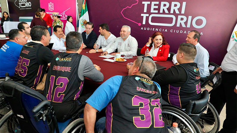 En Sahuayo, atiende Bedolla solicitudes ciudadanas para el desarrollo 