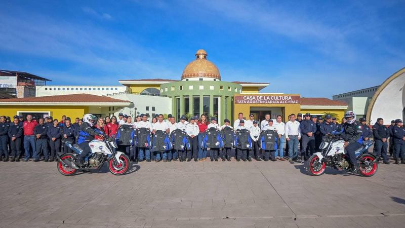Entrega Mónica Valdez Moto-Patrullas y Equipamiento a las Direcciones de Seguridad Pública y Tránsito Municipal en Zacapu 