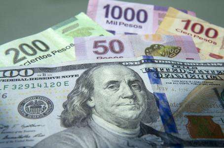 Dólar cierra en 21.09 pesos en bancos 