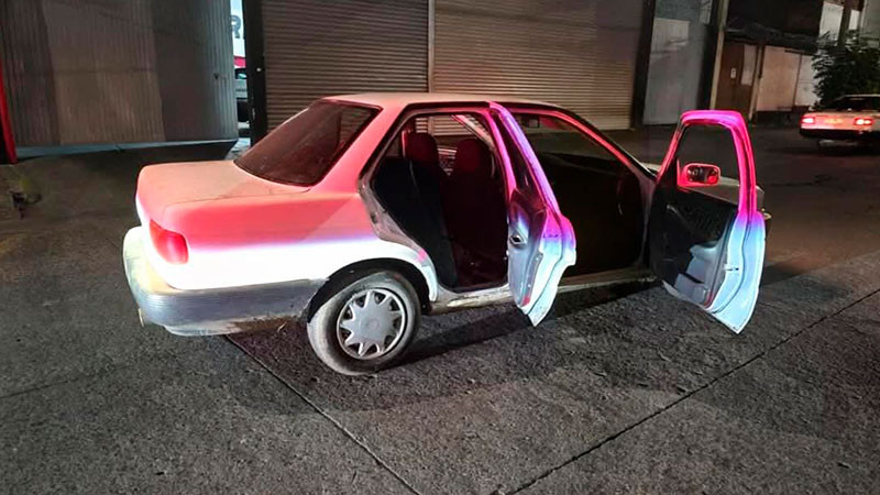 Uruapan, Michoacán: en minutos delincuentes armados se roban dos vehículos 