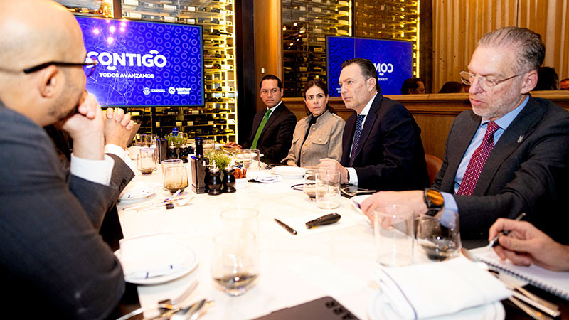 Gobernador se reúne con líderes hoteleros en Madrid, España 