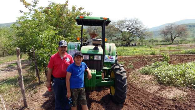 Avanza la entrega de tractores de Michoacán, A Toda Máquina 