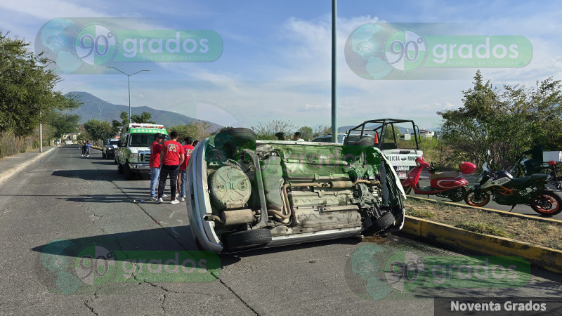 Vuelcan estudiantes en Zamora, Michoacán; hay dos heridos