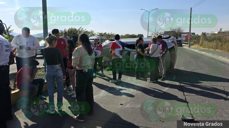 Vuelcan estudiantes en Zamora, Michoacán; hay dos heridos
