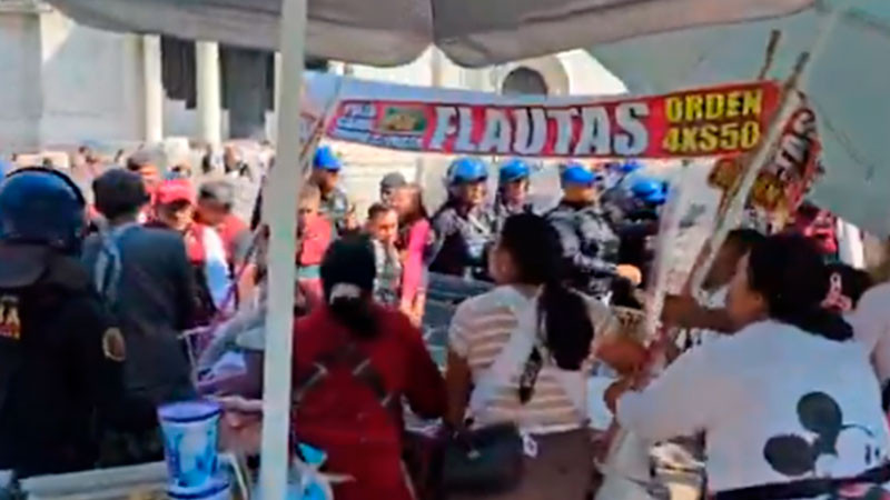 Comerciantes y policías protagonizan riña en Alameda Central; hay tres detenidos 