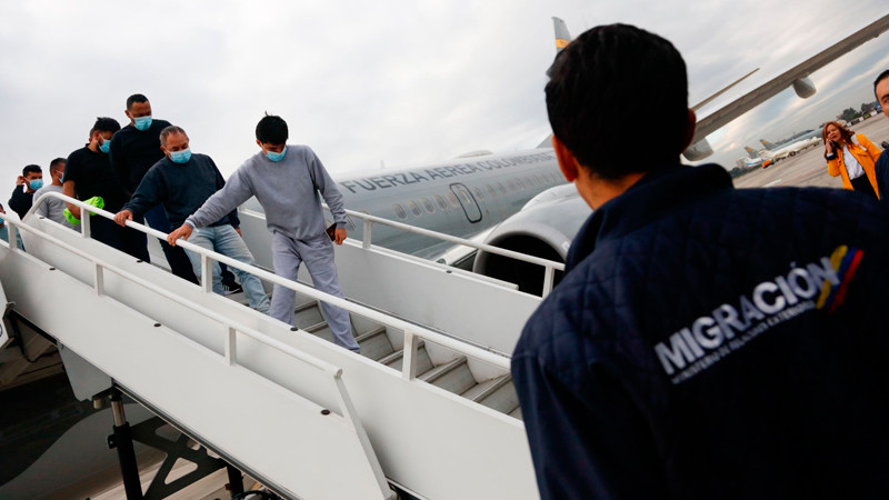 Aterriza en Bogotá primer vuelo con deportados colombianos 