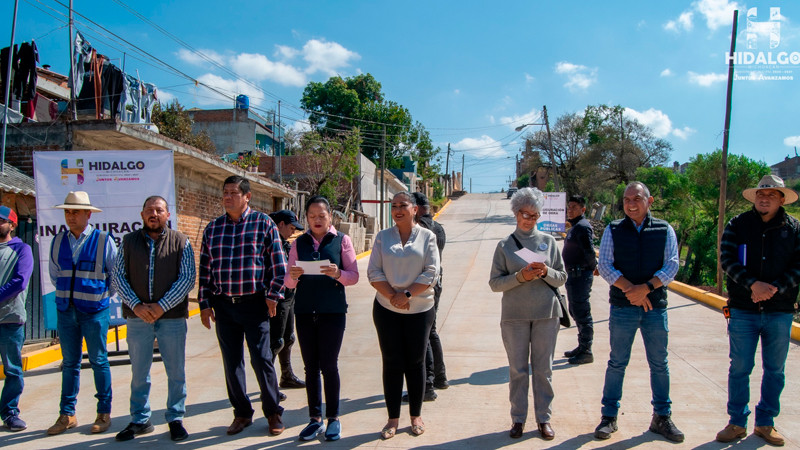 En gira de trabajo por la Tenencia de San Antonio Villalongín, Jeovana Alcántar, Inauguró la pavimentación hidráulica de la Calle República del Salvador 