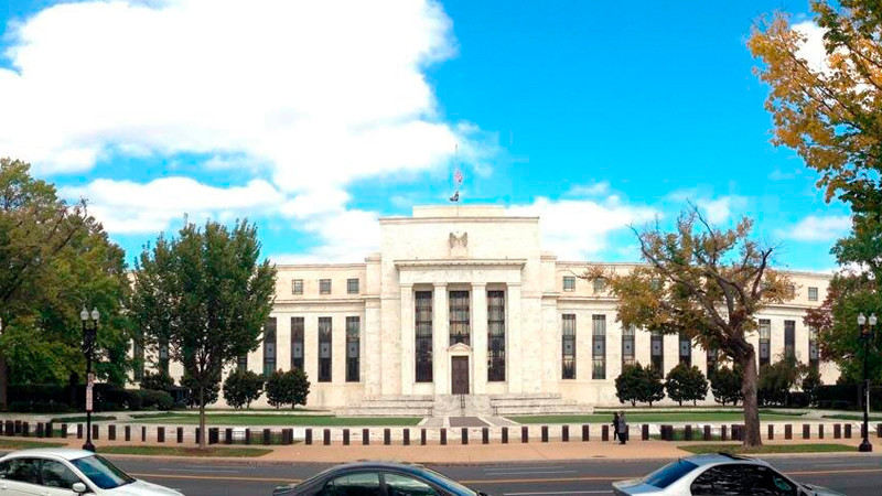 FED mantiene tasas de interés tras primera reunión en mandato de Trump 