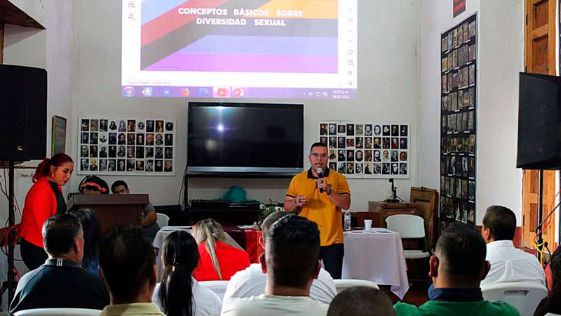 Sedebi sensibiliza a servidores públicos de Coeneo sobre diversidad sexual 