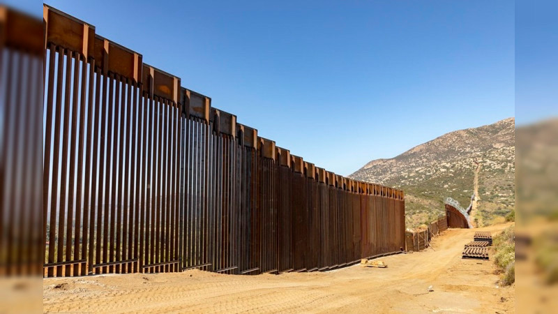 EEUU refuerza con alambre de púas muro fronterizo en San Diego 