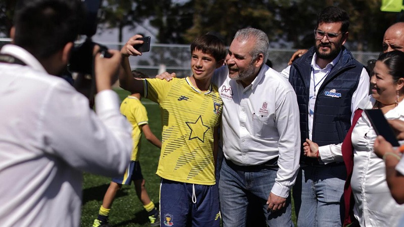 Bedolla comprometido con la paz y la seguridad; inaugura cancha en Quiroga 