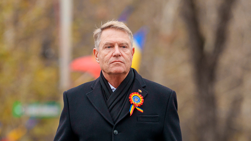 Dimite Klaus Iohannis, presidente de Rumania; asegura que quiere evitar crisis política 