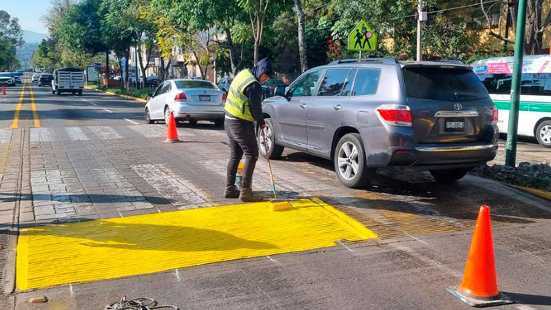Gobierno de Morelia avanza en balizamiento de la Calzada Juárez para una mayor seguridad vial 