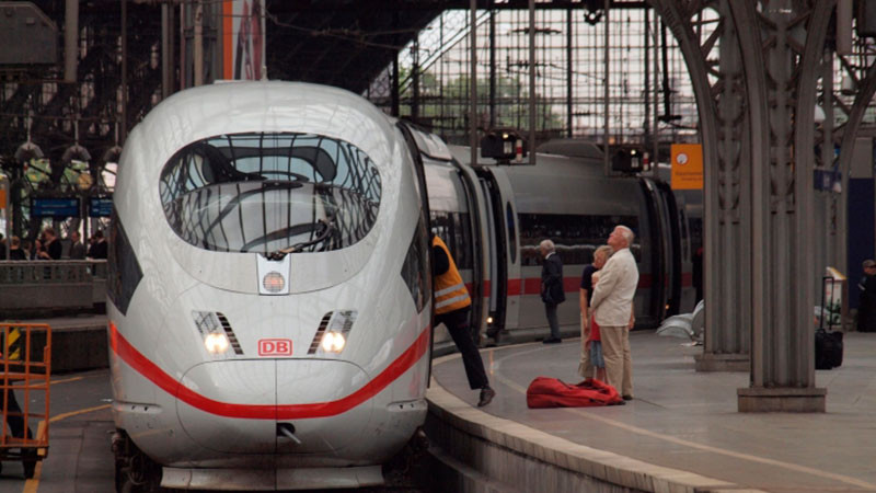 Choque de tren y camión en Alemania deja un muerto y 25 pasajeros heridos 