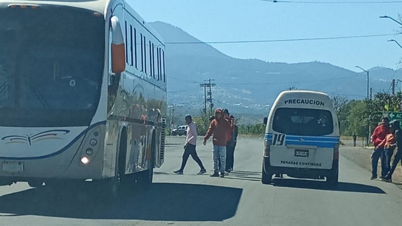 Normalistas de Tiripetío, Michoacán, retienen unidades repartidoras 