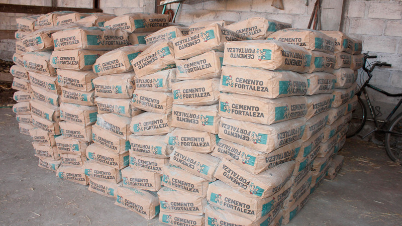 Diana Caballero entrega 8 toneladas de cemento para fortalecer la infraestructura acuícola en Queréndaro 