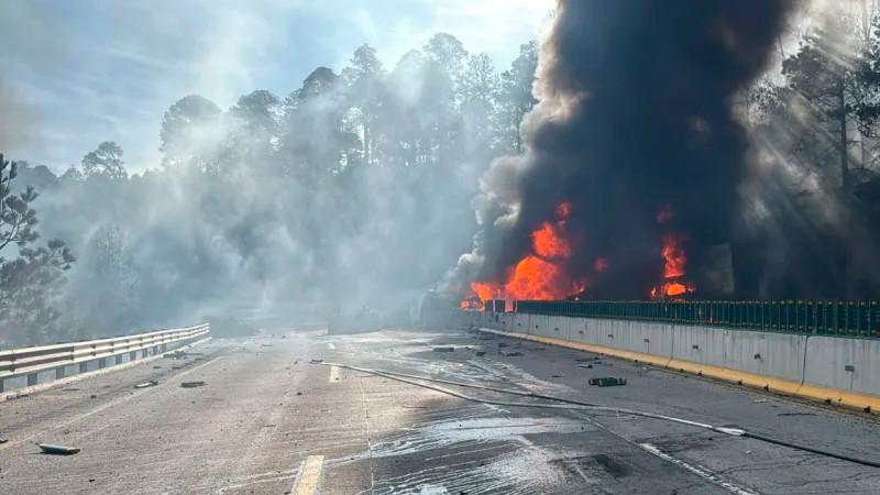 Al menos 6 muertos en carambola sobre la México-Puebla 