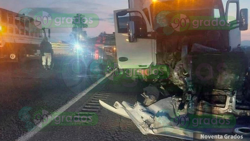 Conductor de tráiler duerme al volante y choca contra varios vehículos de trasporte de personal en carretera a Celaya  