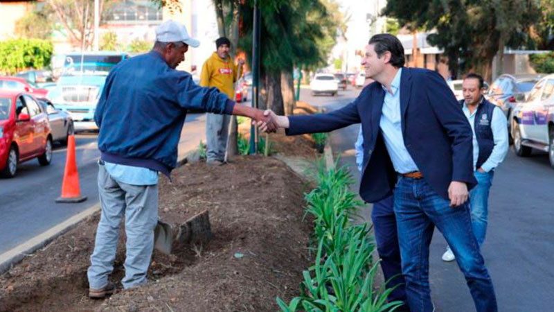 Alfonso Martínez supervisa rehabilitación de camellón en Artilleros del 47, en Morelia 