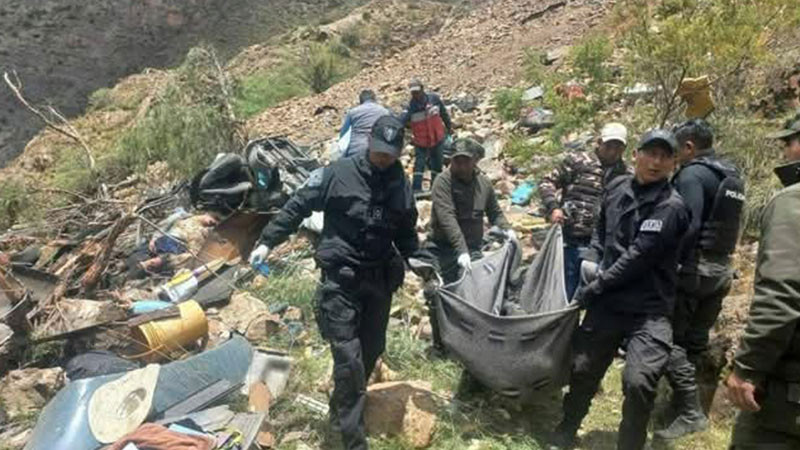 Autobús cae a barranco al sur de Bolivia; hay 31 fallecidos y 15 heridos 