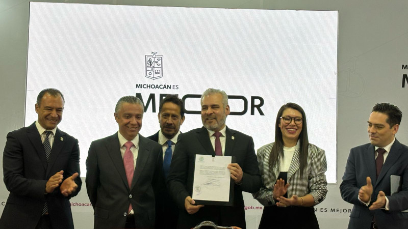 Firma Bedolla reforma constitucional a la ley del Gobierno Digital en Michoacán 