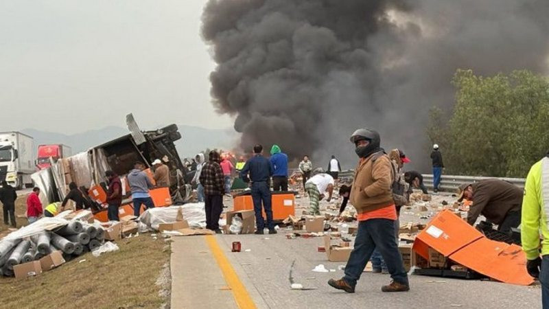 Tráiler sufre volcadura en el Arco Norte; gente que pasaba se roba cargamento 