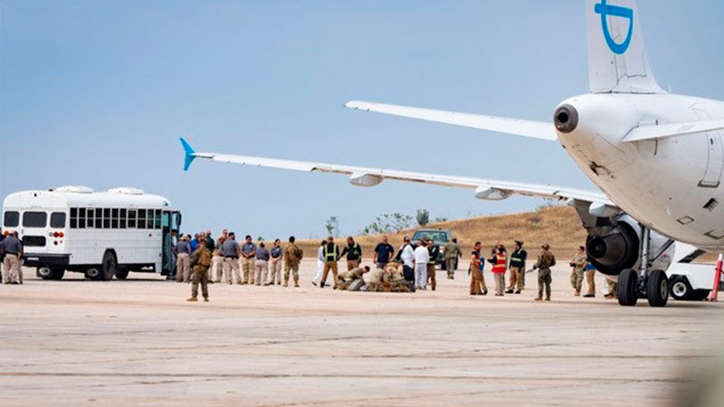 Trasladan a 117 migrantes desde la base militar de Guantánamo hacia Venezuela 
