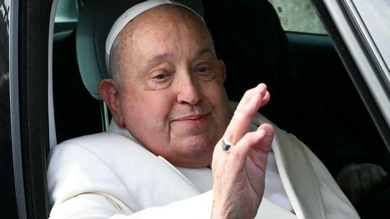 Papa Francisco pasa buena noche en el hospital; confirman mejoría 