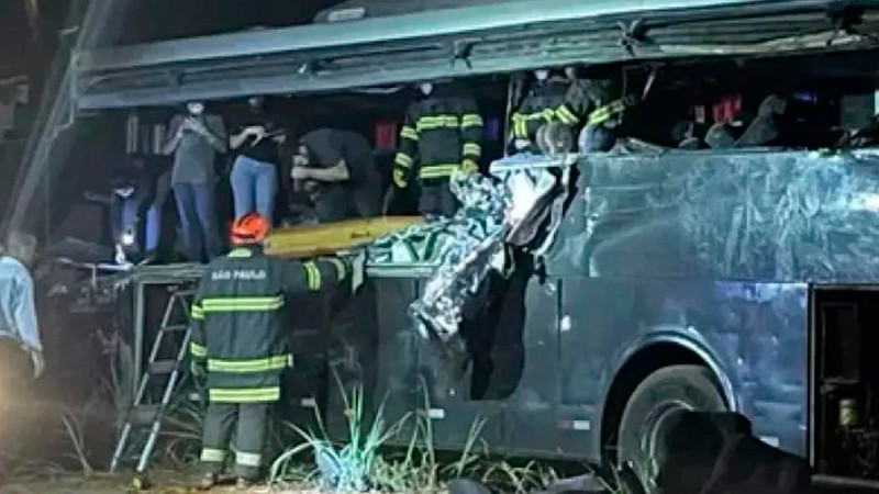 Accidente entre autobús universitario y camión deja saldo de 12 muertos y 19 heridos, Brasil 