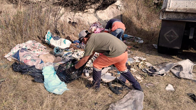Trabajadores del SLyT destruyen 3 tiraderos de basura a cielo abierto en la tenencia de Atécuaro, Morelia, Michoacán 