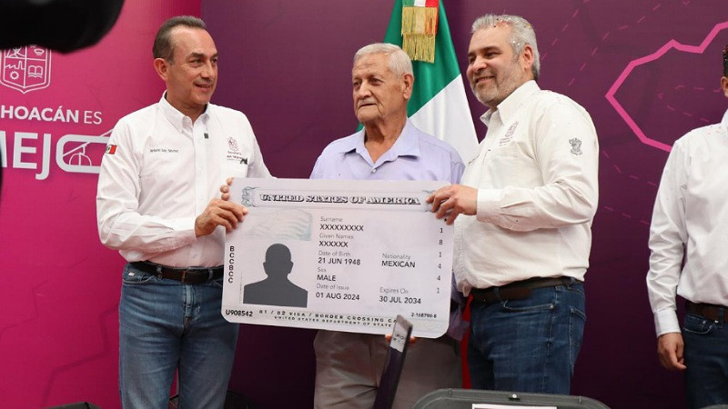 Entregan visas a más de 40 adultos mayores del Bajío 