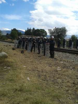 Policías estatales y federales liberan vías del tren en Tiripetío - Foto 0 