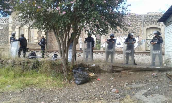 Policías estatales y federales liberan vías del tren en Tiripetío - Foto 2 