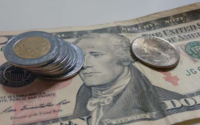 Dólar cierra en hasta 21.04 pesos en bancos de la capital 