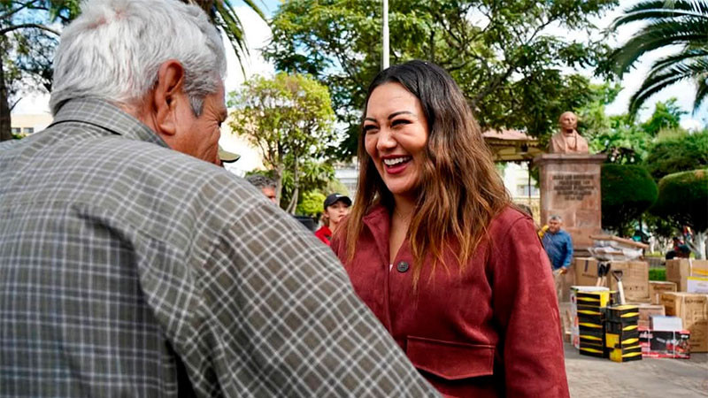 Mónica Valdez impulsa programa social en apoyo a las familias 