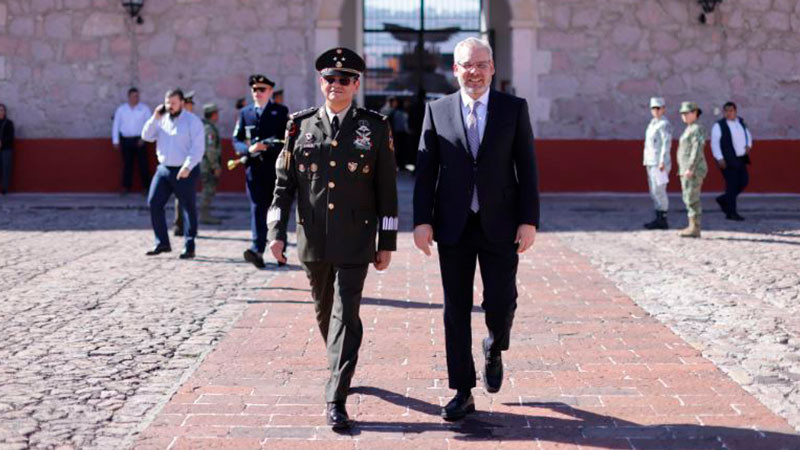 Encabeza Bedolla conmemoración del Día de la Bandera 