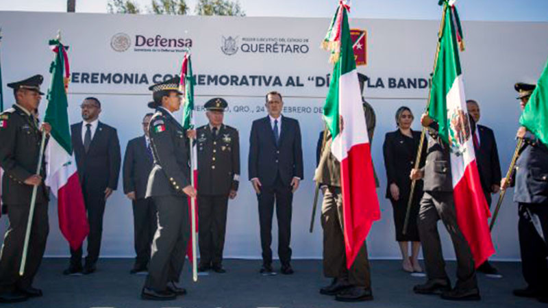 Asiste Gobernador queretano a ceremonia con motivo del Día de la Bandera 
