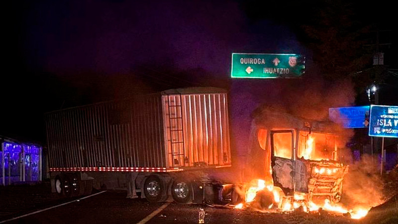 Bloquean carretera Morelia-Quiroga; queman un tráiler 