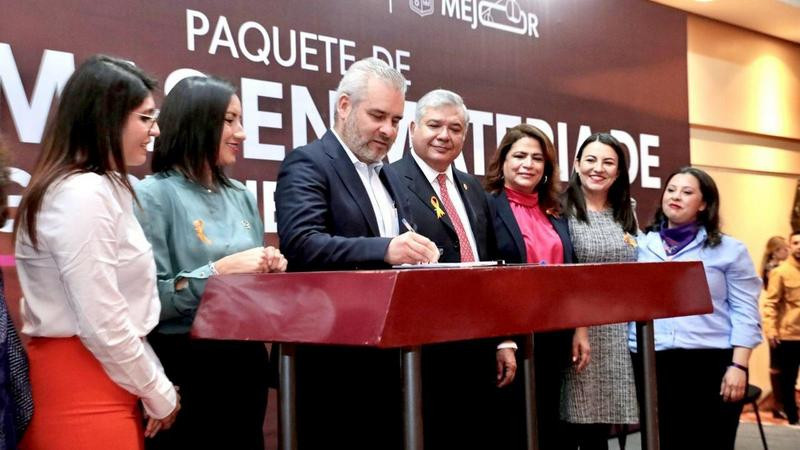 Cero tolerancia a deudores alimentarios; Bedolla firma paquete de iniciativas 